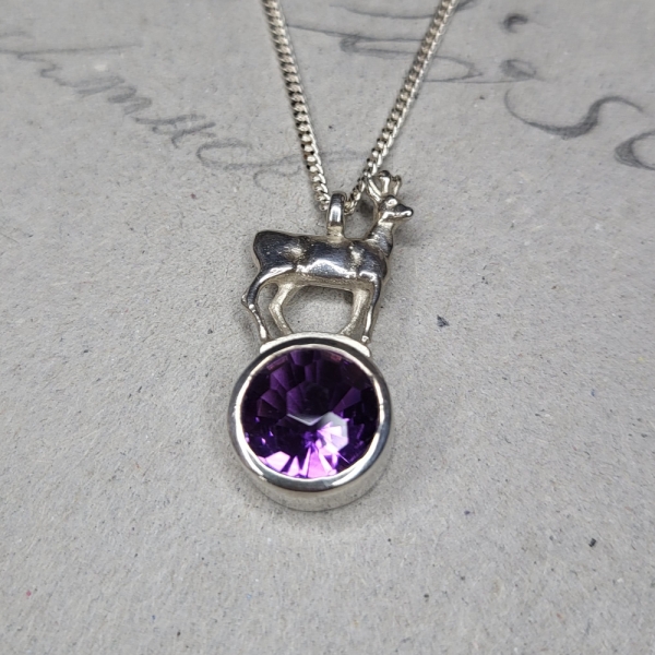 Kette mit Rehbock auf Amethyst